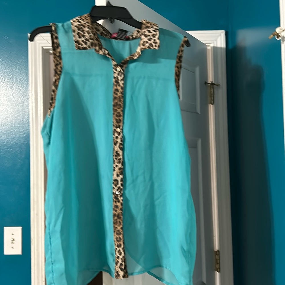 Blue shirt short sleeve size 2x but also a size 1 x can also wear this